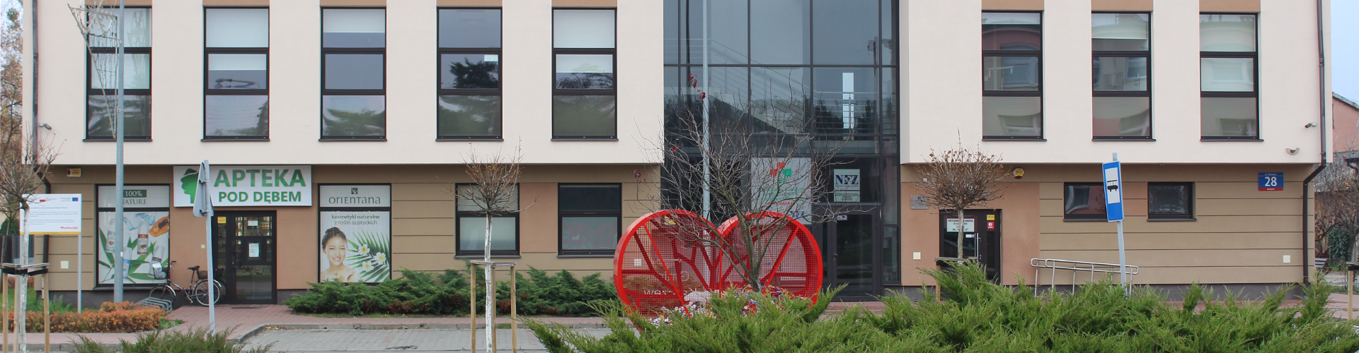 Samodzielny Publiczny Zespół Zakładów Lecznictwa Otwartego w Karczewie - zdjęcie budynku z zewnątrz